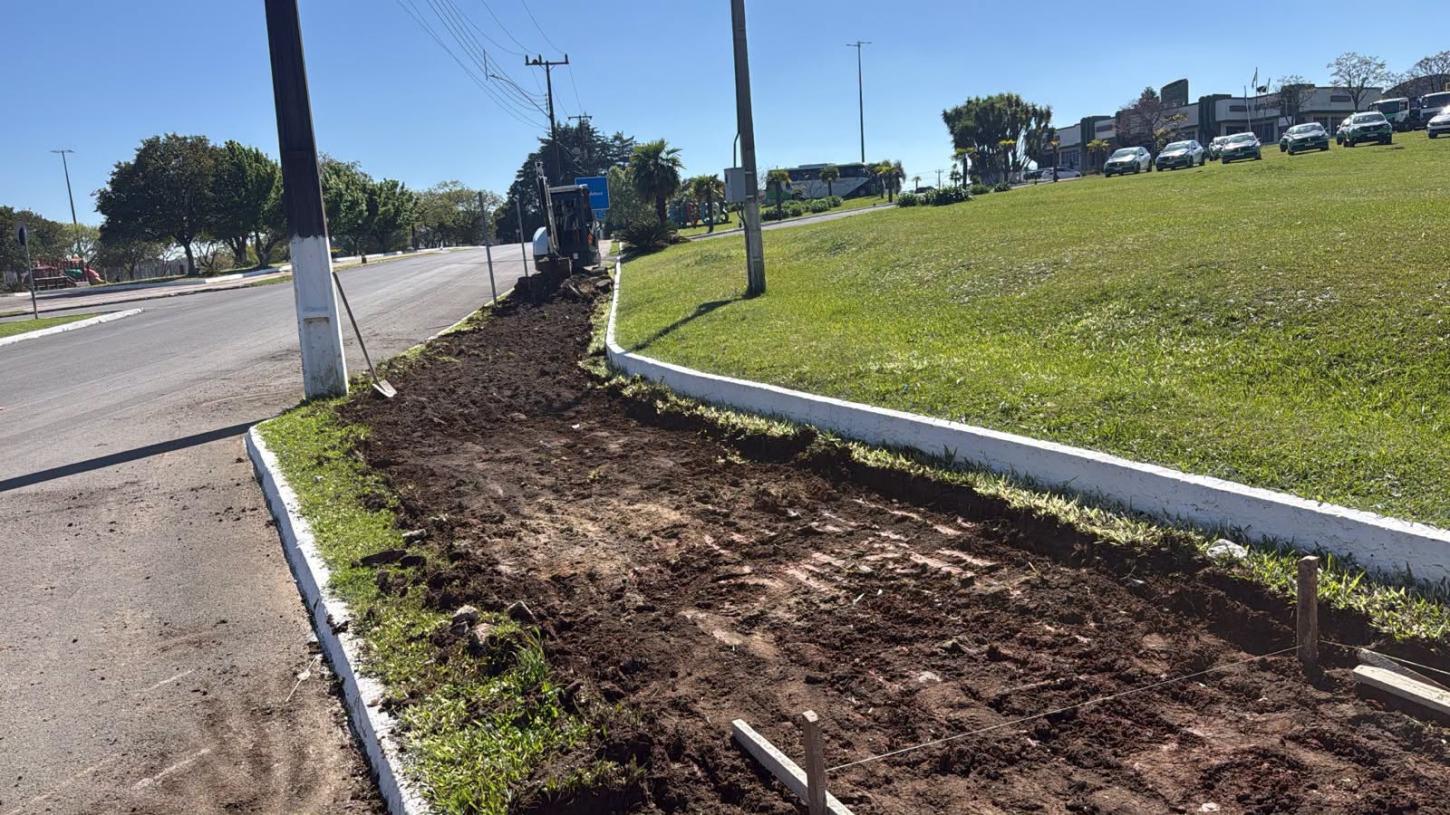Administração municipal inicia adequações nas calçadas do entorno da praça