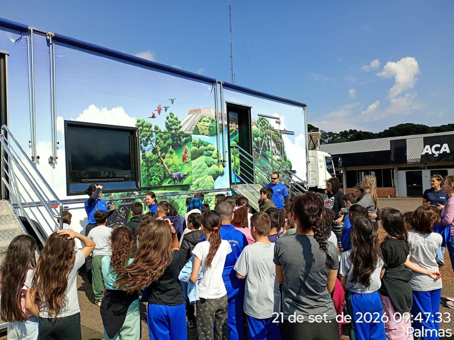 Alunos da rede municipal de ensino de Palmas visitaram a carreta Expedição do Conhecimento
