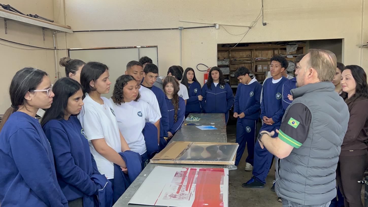 Alunos do Colégio Estadual Cívico -Militar Sebastião Paraná visitaram o Jornal A Folha do Sudoeste e TVA