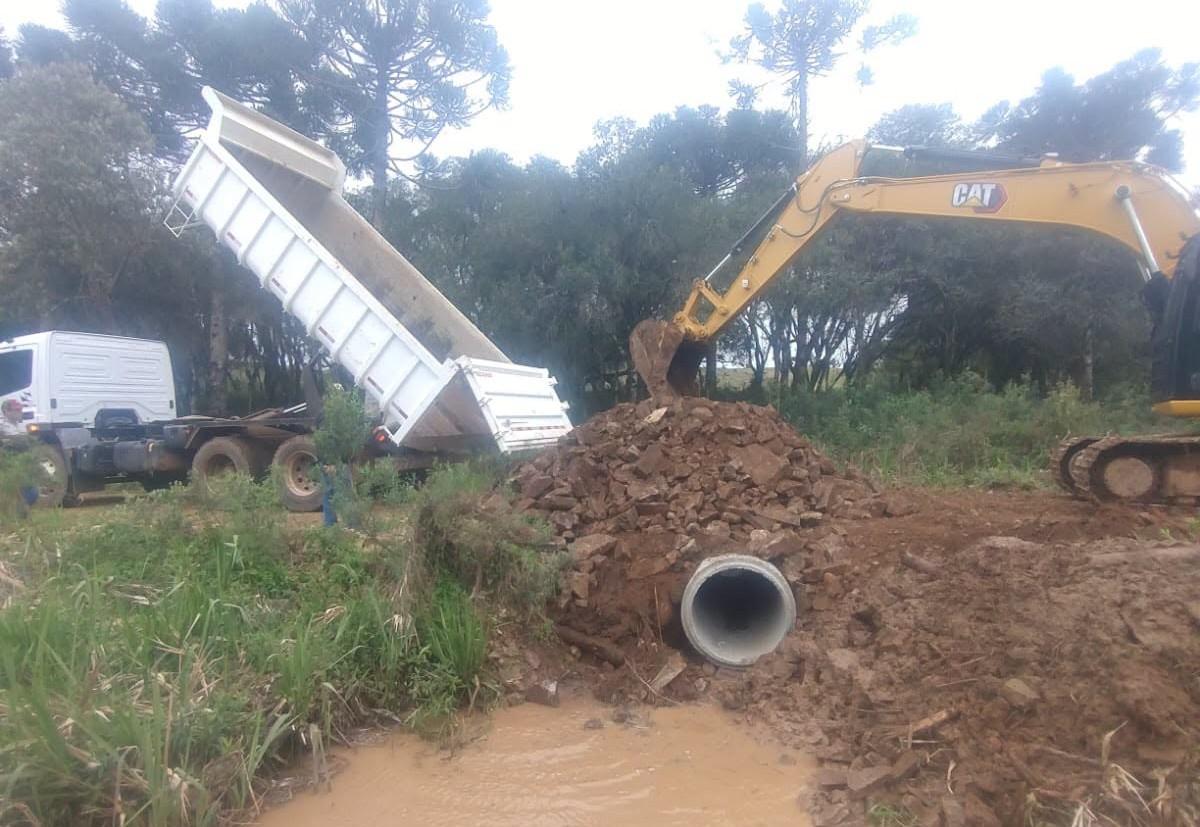 Departamento de Obras realiza melhorias na estrada da Linha Furquin, na comunidade de Pedra Branca