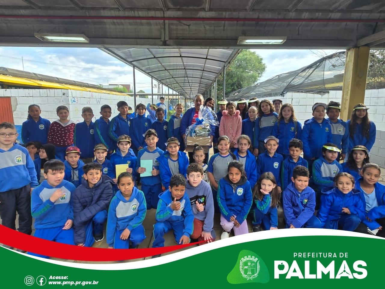 Escola Municipal Professora Terezinha Marins Pettres encerra Semana da Pátria e homenageia professora Clori pela aposentadoria