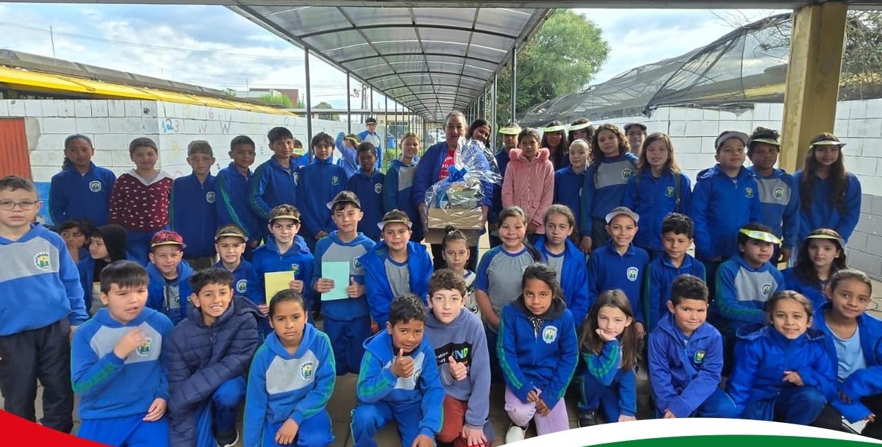 Escola Professora Terezinha Marins Pettres encerra Semana da Pátria e homenageia professora Clori pela aposentadoria