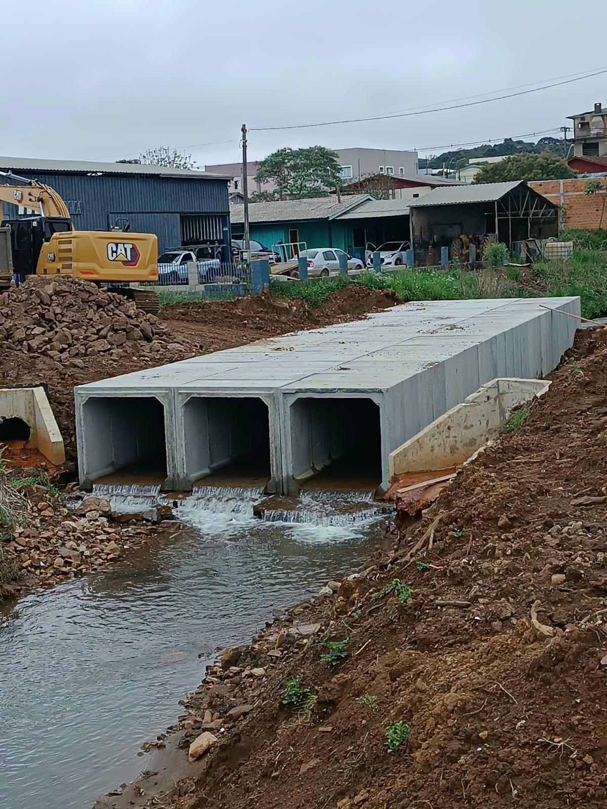 Pavimentação da Rua José Fortunato avança com instalação de galerias para drenagem