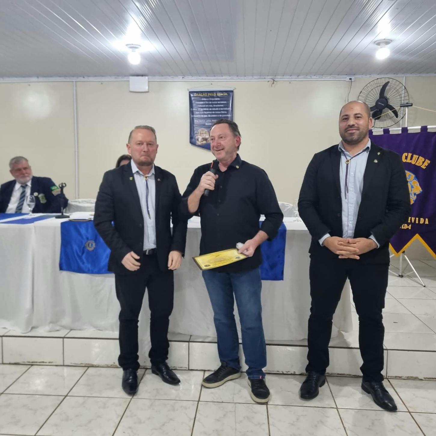 Entrega do Diploma Amigo do Lions Clube, ao proprietário do restaurante Martikaias, Vanderley Zamboni