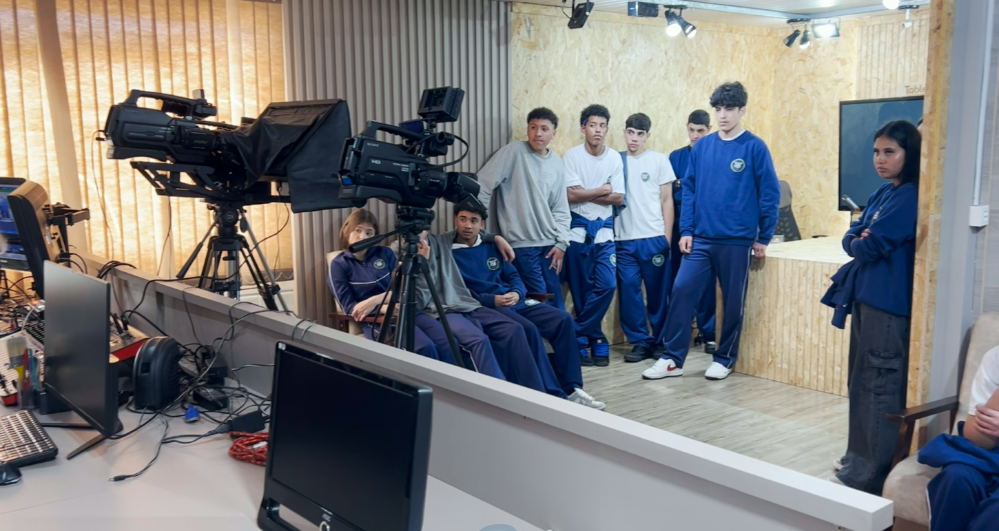 Alunos fazendo a visita ao Jornal A Folha do Sudoeste e TV A Folha