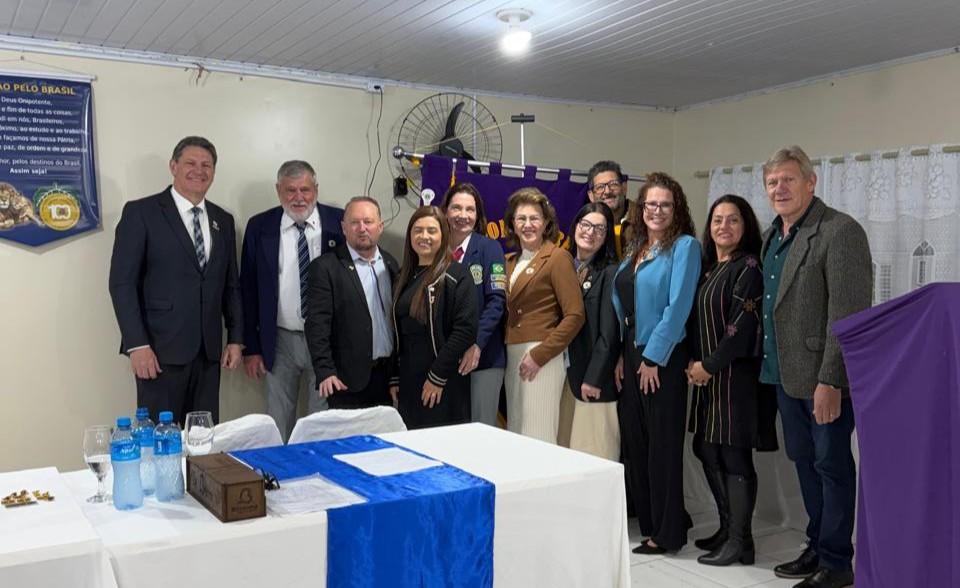 Prefeito e membros do Lions de Cel Vivida
