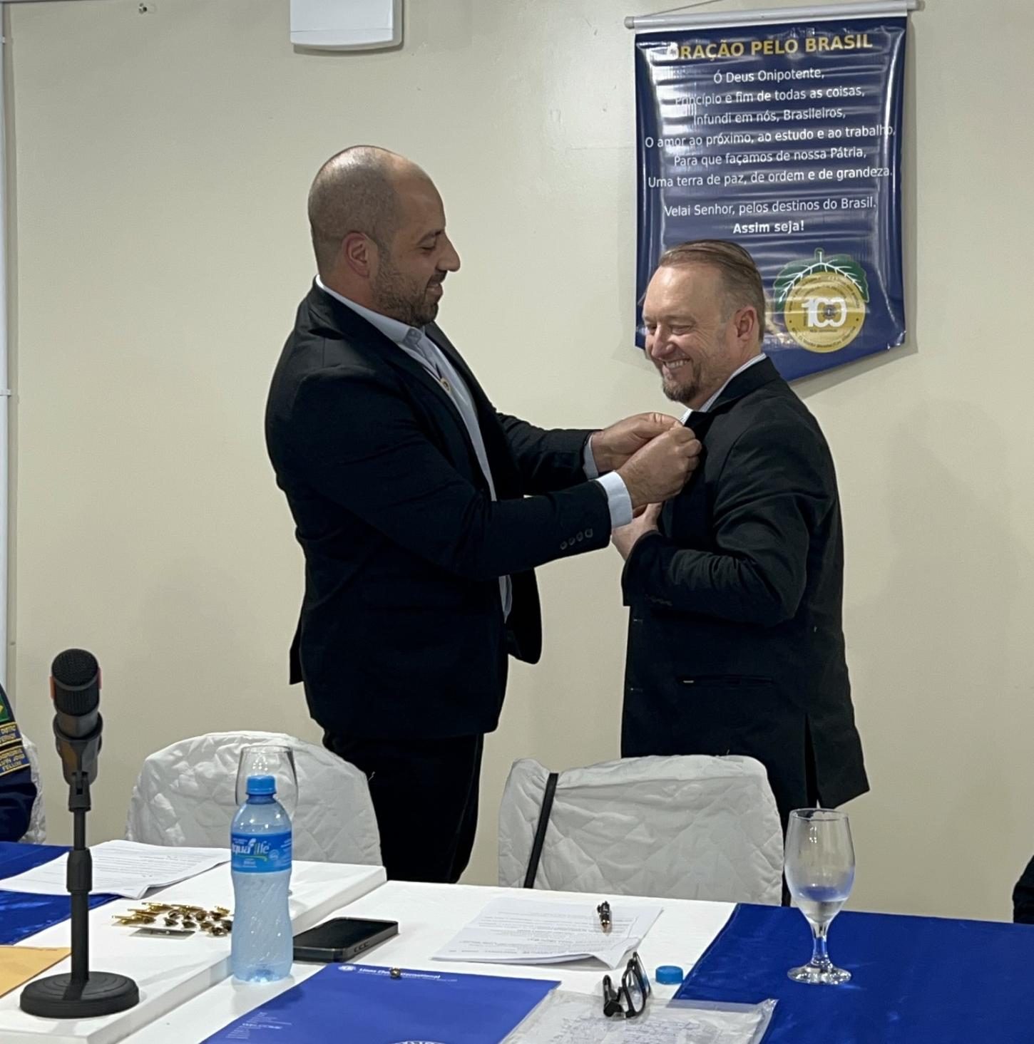 Ex-presidente, Fernando Badotti entregando o PIN, ao novo presidente, Alemão
