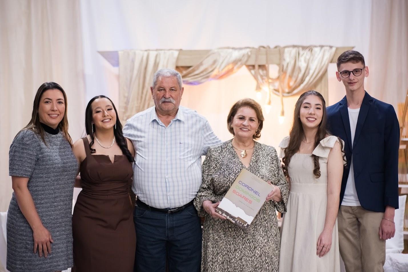 Diretora de Cultura e Turismo, Cristiane, chefe de Gabinete Mauro e Prefeita Dona Maria - gestões (2017 - 2020 ) e (2025 - 2028) os autores do livro