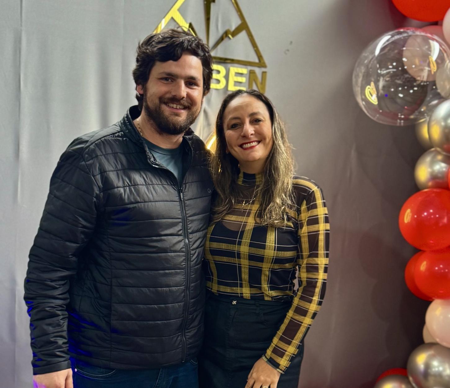 Valtuir Donato Cirino FIlho e sua esposa  Dayane Cirino