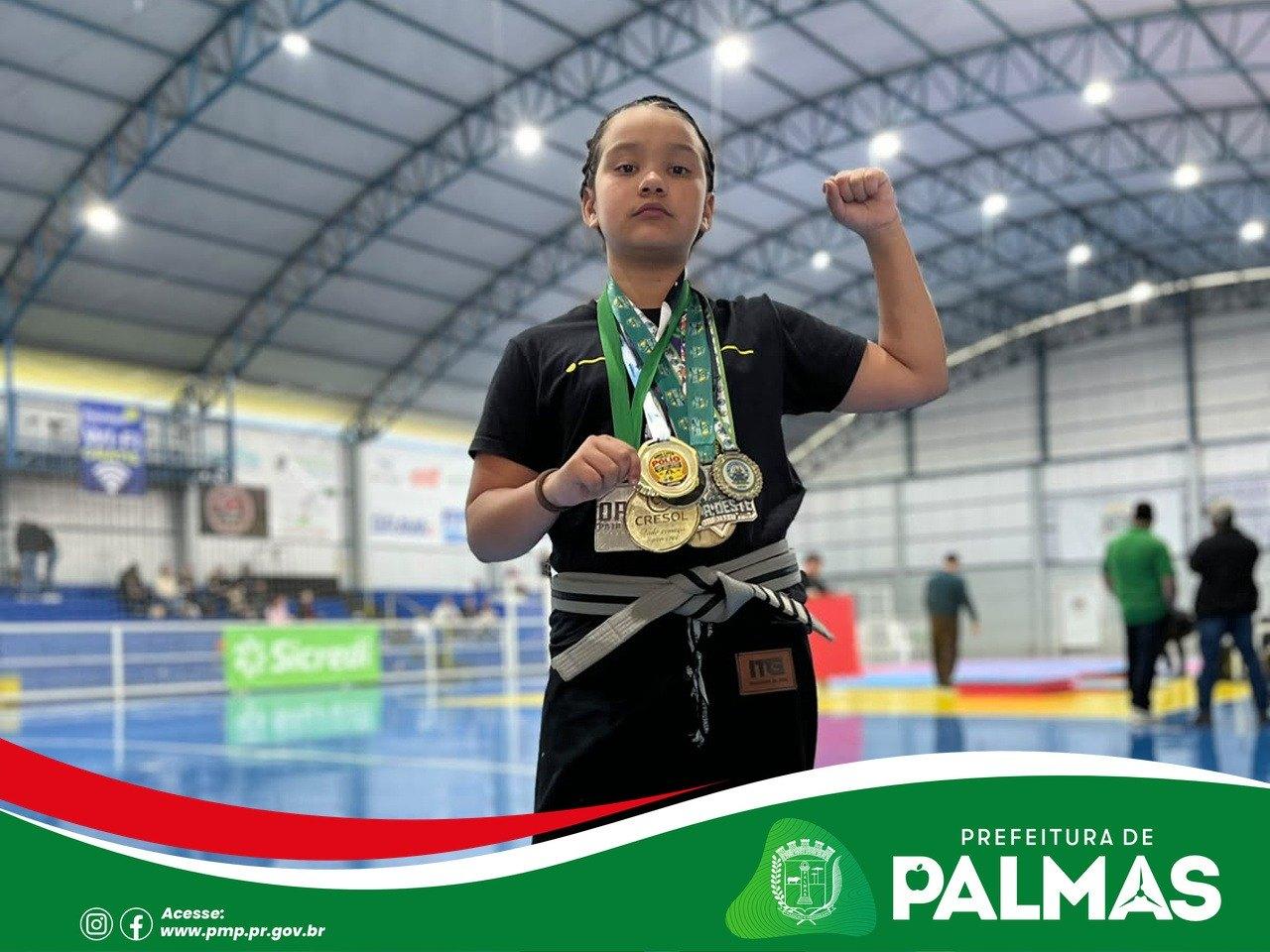 Aluna da Escola Municipal Tia Dalva conquista medalha de ouro em campeonato de Jiu-Jitsu