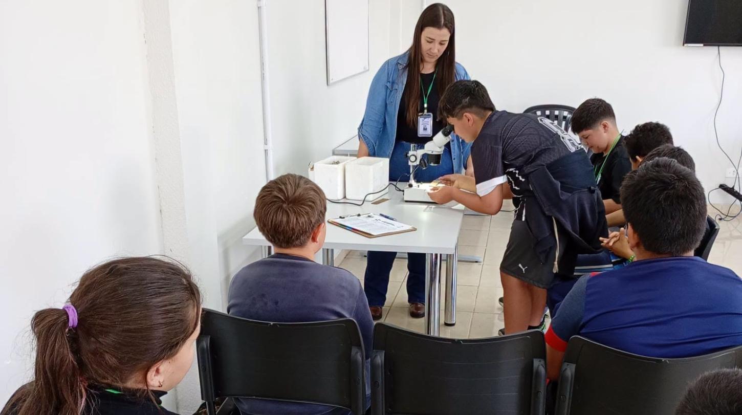 Alunos do Projeto Agente Mirim participam de sessão de cinema em Pato Branco 