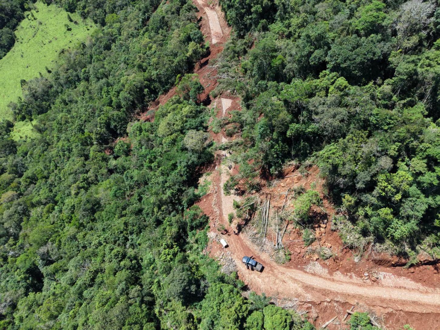 Após deslizamento, teve início a desobstrução da estrada Nova Iguaçu em CDS