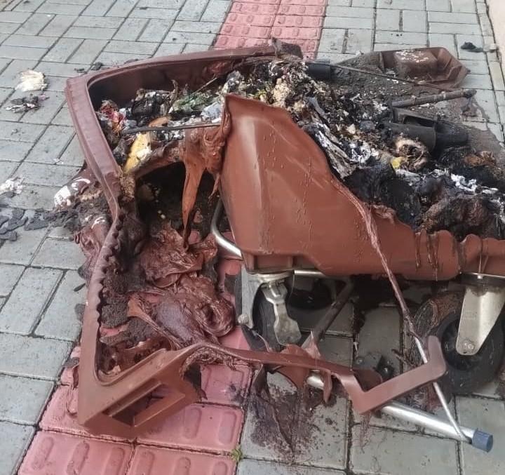Câmera de segurança flagra mulher ateando fogo em resíduos que estavam no contêiner, confira o vídeo 