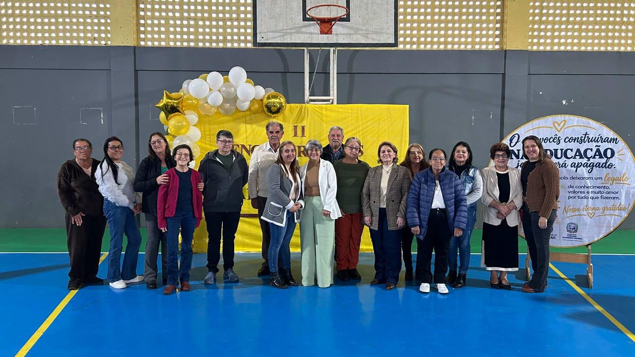 Cel Domingos Soares homenageia professores aposentados do município