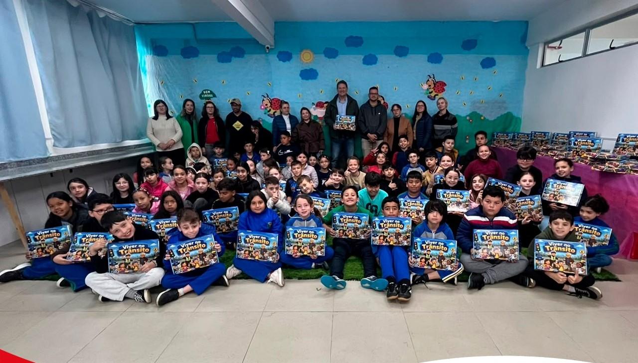 DEPALTRAN entrega 200 kits de Educação para o Trânsito à Escola Senhorinha Miranda Mendes