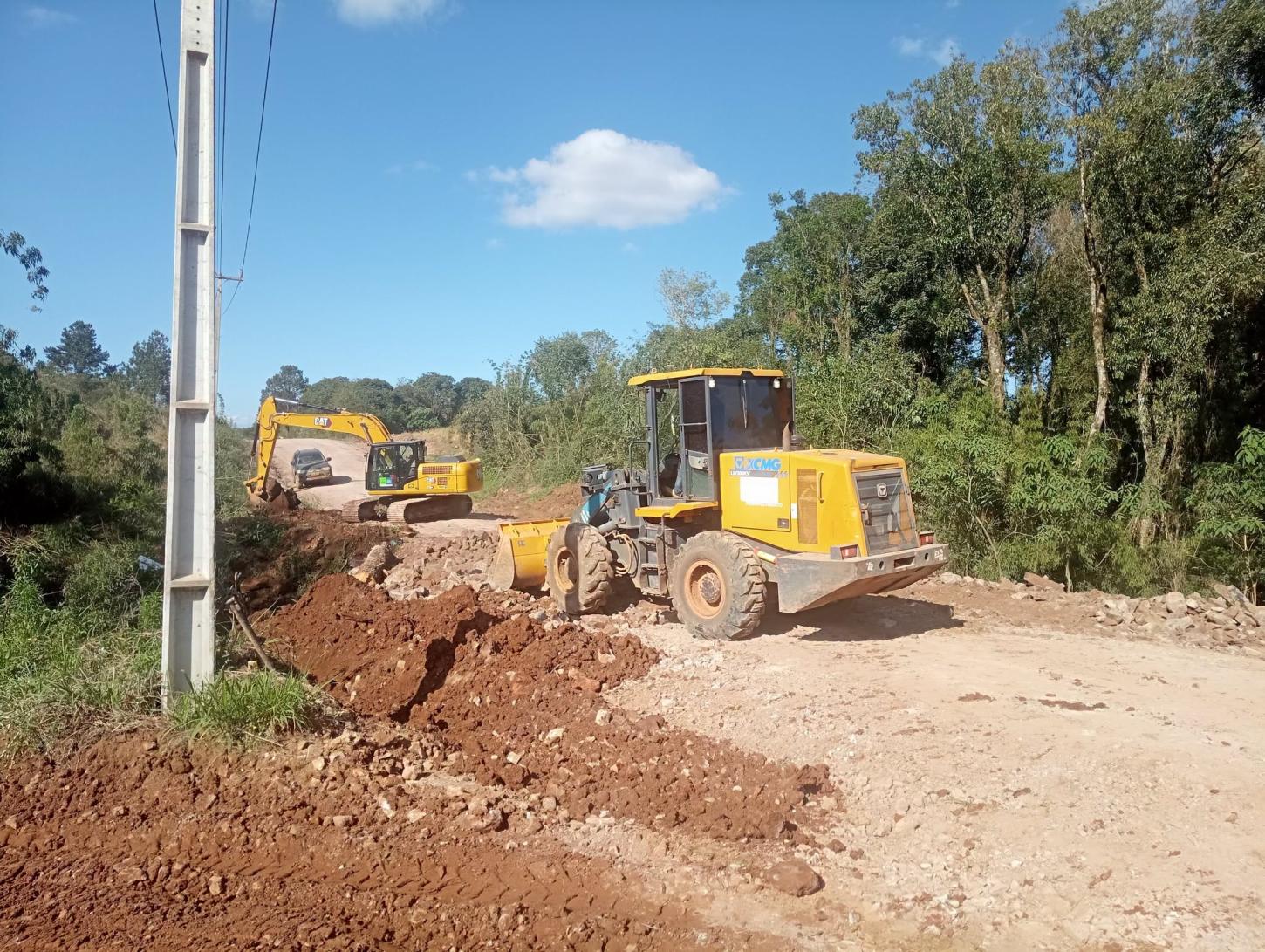 Departamento de Obras realiza manutenção em bueiros na estrada do Iratim