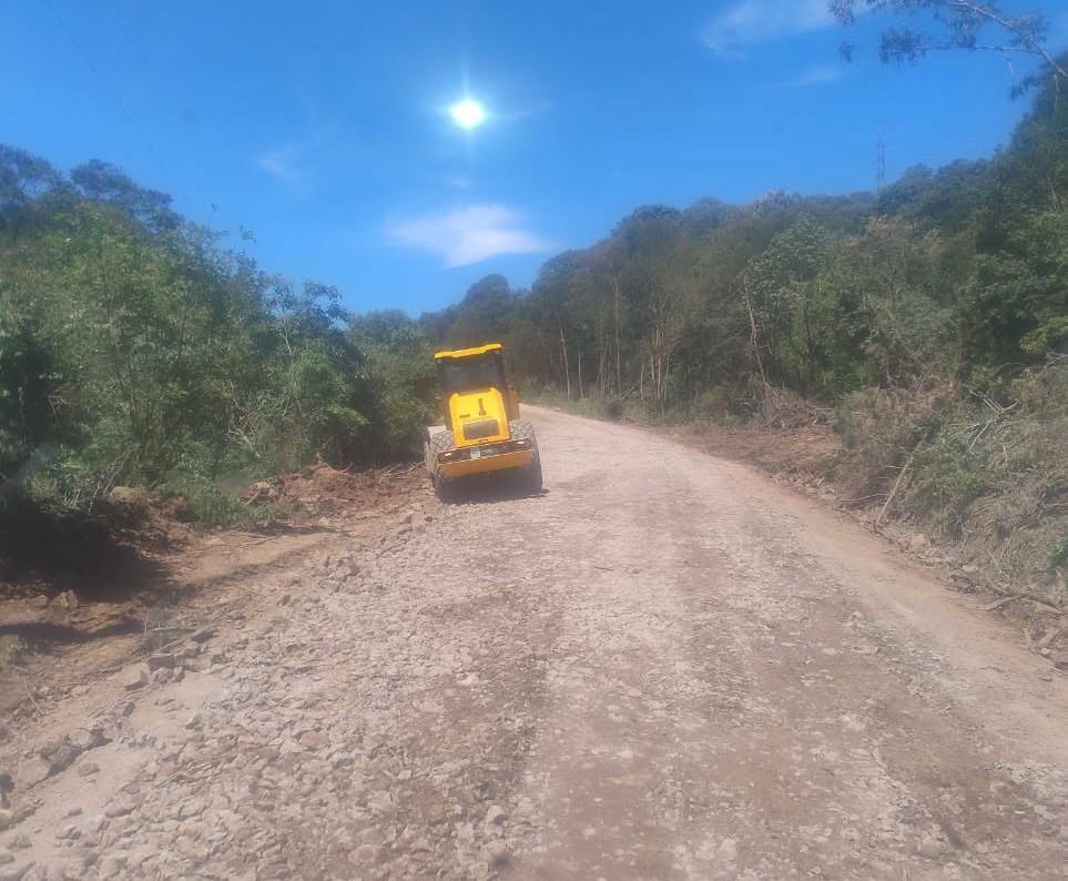 Departamento de Obras realiza melhorias na estrada da Lavrama