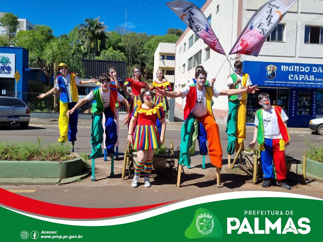 Escola de Artes de Palmas leva espetáculo às ruas durante Festival de Artes em Chopinzinho