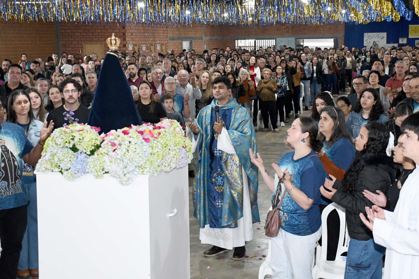 Fiéis lotaram o pavilhão para acompanhar a Missa Campal em honra a Nossa Senhora Aparecida 