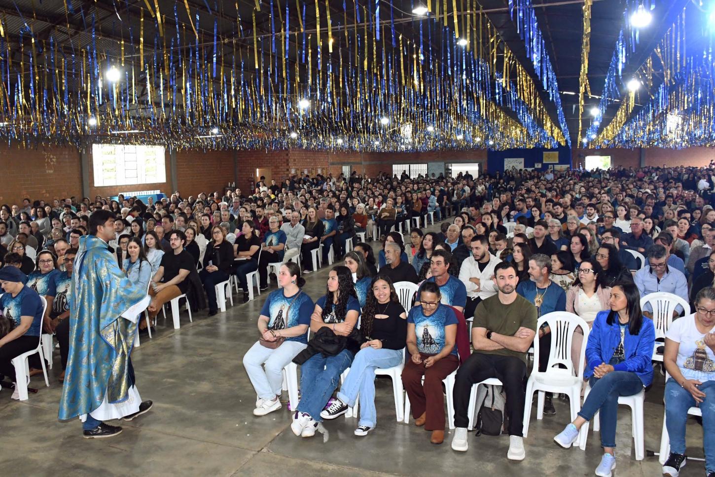 Pavilhão lotado de fiéis
