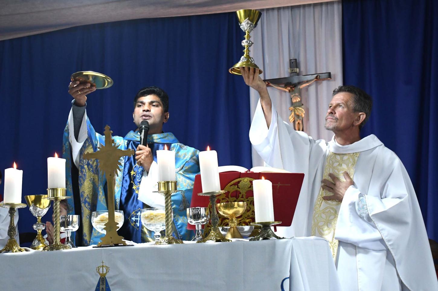Paróco Jojappa conduziu a celebração com o  auxílio do padre Cesar