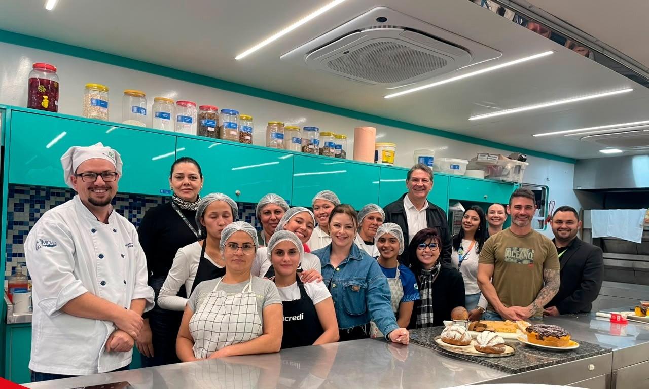 Prefeito Langaro visita cursos de confeitaria e panificação na Carreta do Conhecimento em Palmas