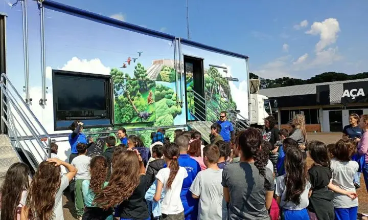 Alunos da rede municipal de ensino de Palmas visitaram a carreta Expedição do Conhecimento