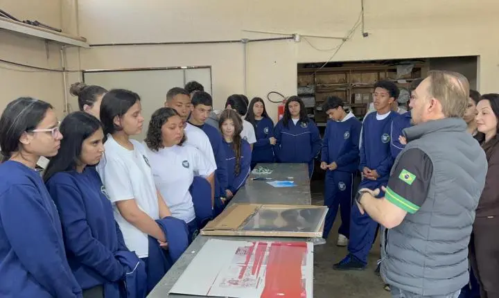 Alunos do Colégio Estadual Cívico -Militar Sebastião Paraná visitaram o Jornal A Folha do Sudoeste e TVA