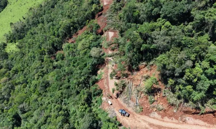 Após deslizamento, teve início a desobstrução da estrada Nova Iguaçu em CDS