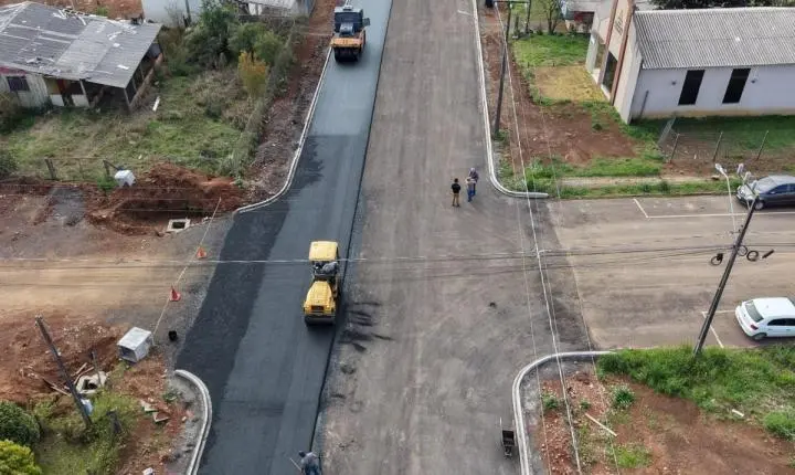 Asfaltamento avança e Rua José Fortunato recebe pavimentação em CBUQ