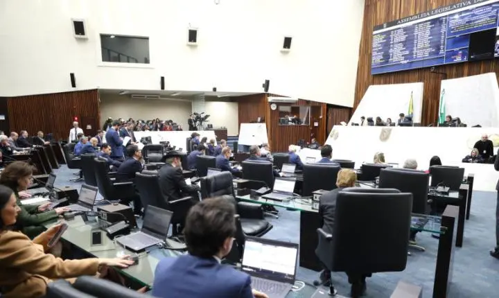 Assembleia acelera votação e projeto que proíbe reconstituição de leite em pó importado no Paraná é aprovado em 1º turno