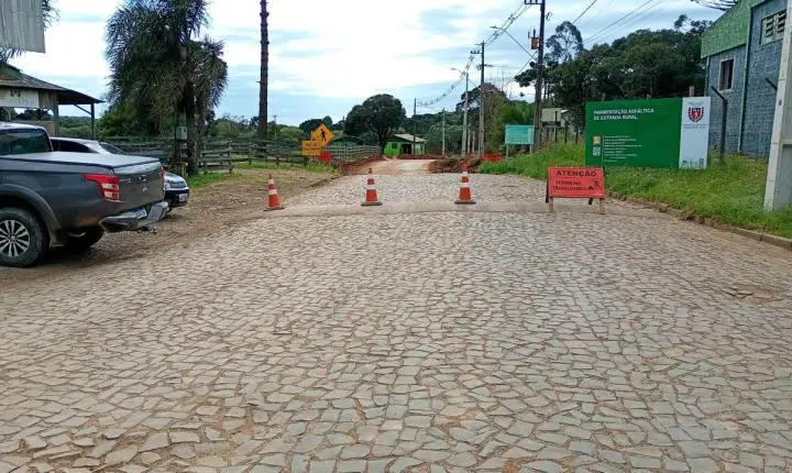 Atenção, sistema Pare e Siga em estrada que irá receber camada asfáltica 