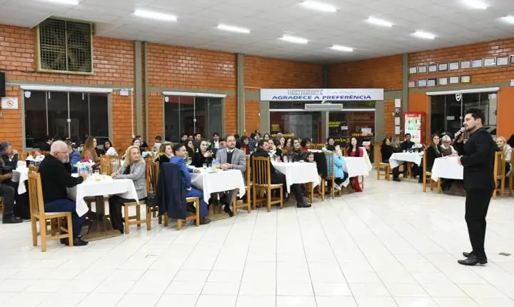 Ator global participou da entrega de certificados da Ângulo Pesquisas em Palmas 