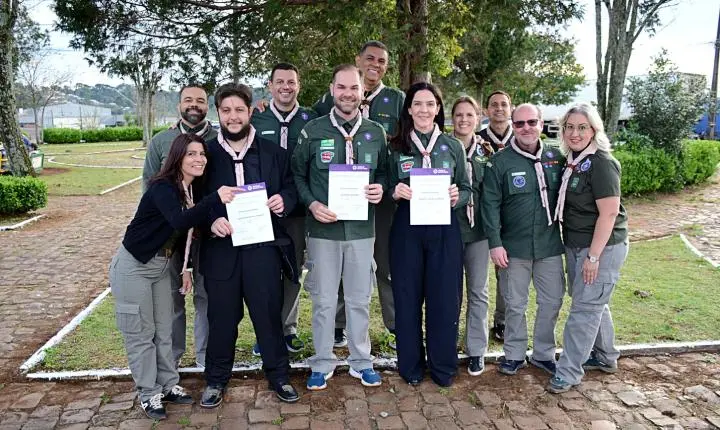 Chefes do Grupo Escoteiro Pé Vermelho recebem Insígnia de Madeira em Palmas
