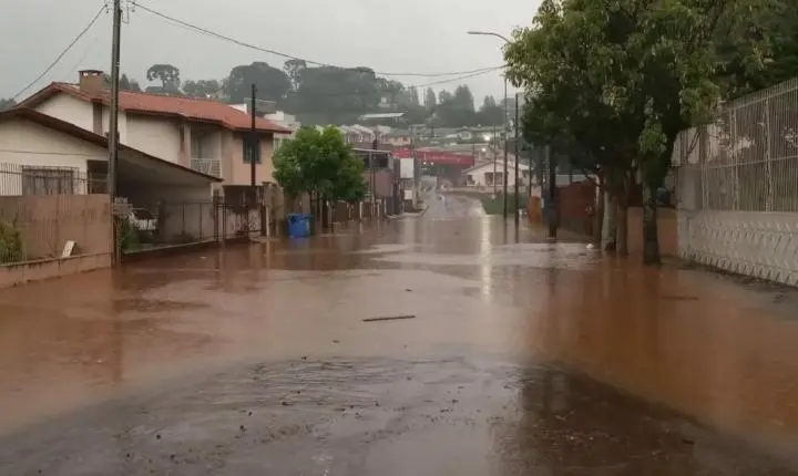 Começaram hoje obras de emergenciais para amenizar os alagamentos no Bairro São José 