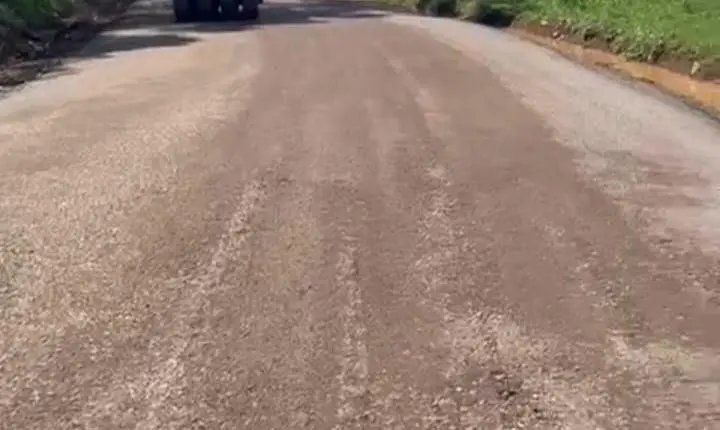 Continuam os trabalhos na estrada do Travessão para aplicação do Tratamento TST