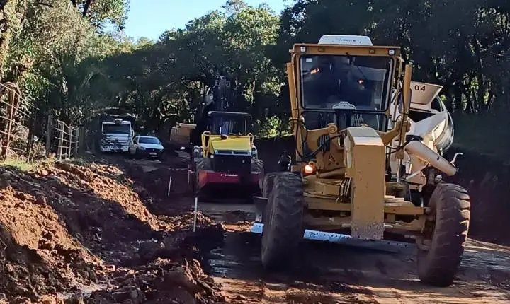 Departamento de Engenharia acompanha avanço das obras de terraplanagem para pavimentação asfáltica na estrada de acesso à Nova Iguaçu