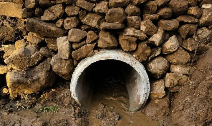 Departamento de Obras constrói novo bueiro na estrada da Mamborê e melhora acesso entre as comunidades de Iraras e Bom Retiro