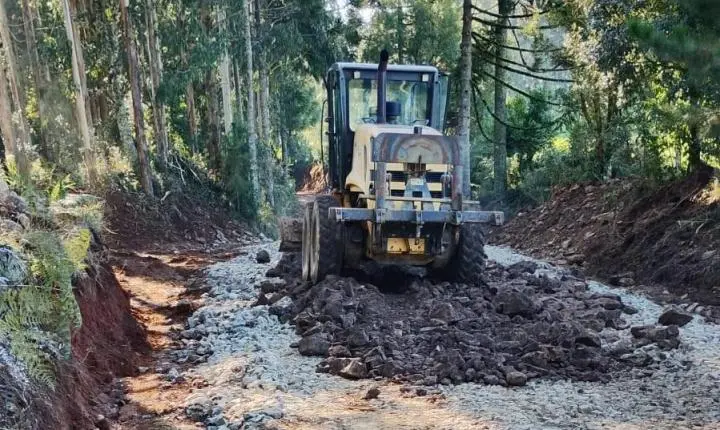 Departamento de Obras intensifica melhorias em desvio utilizado durante pavimentação da estrada da Nova Iguaçu