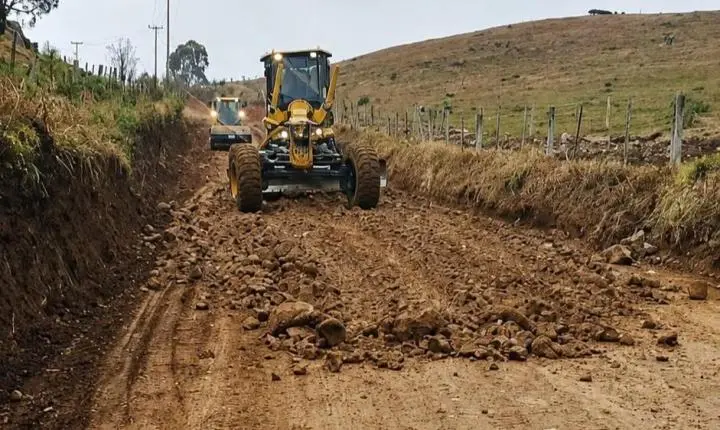 Departamento de Obras intensifica melhorias em estrada de acesso à PCH Foz do Estrela