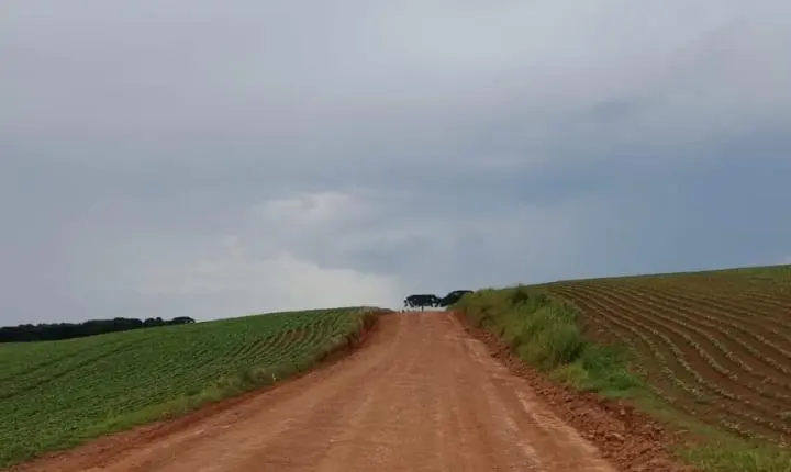 Departamento de Obras realiza manutenção de estradas rurais em diversas comunidades