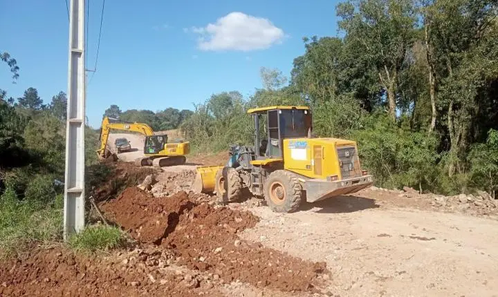 Departamento de Obras realiza manutenção em bueiros na estrada do Iratim