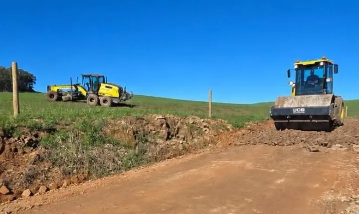 Departamento de Obras realiza melhorias em desvio de acesso ao Quatro Encruzo