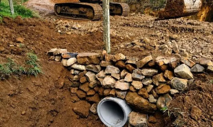 Departamento de Obras realiza melhorias em estrada de acesso à PCH Foz do Estrela