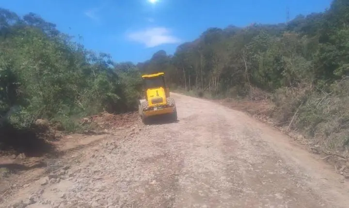 Departamento de Obras realiza melhorias na estrada da Lavrama