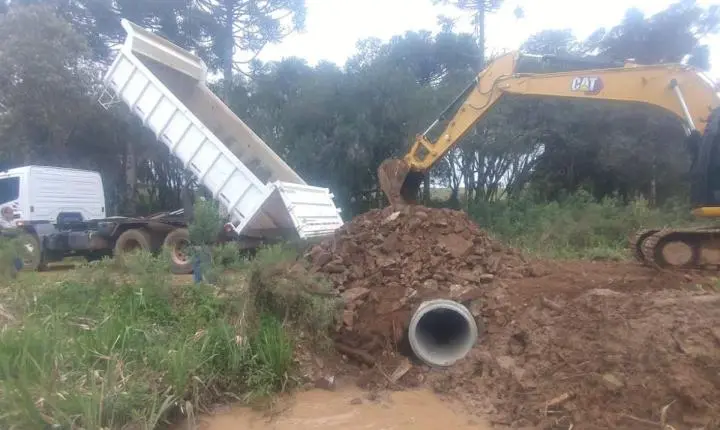 Departamento de Obras realiza melhorias na estrada da Linha Furquin, na comunidade de Pedra Branca