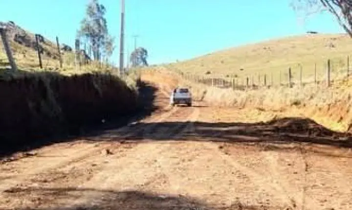 Departamento de Obras realiza melhorias na estrada entre Quatro Encruzos e a Usina Foz do Estrela