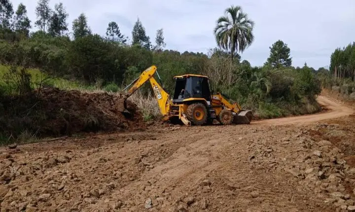 Departamento de Obras realiza melhorias no Travessão dos Fornos