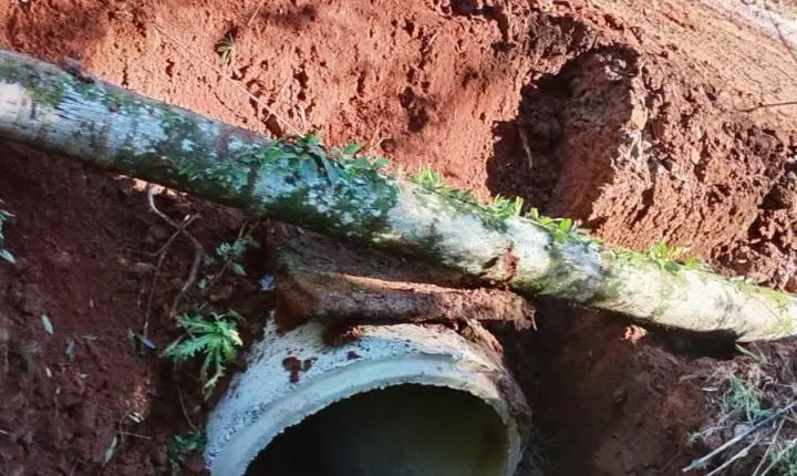 Departamento de Obras realiza substituição de bueiro na Estrada dos Taquara, na região do Iratim