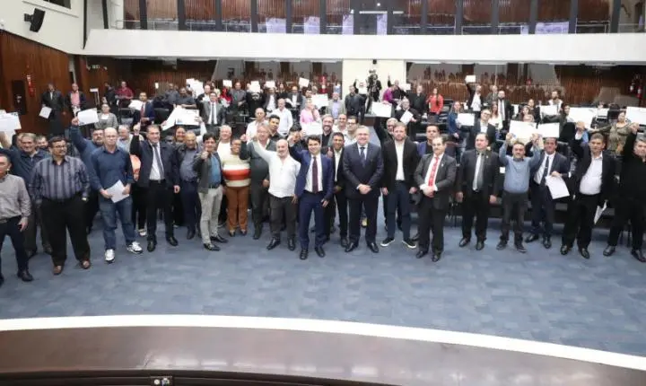 Dia do Taxista é celebrado em sessão solene na Assembleia Legislativa do Paraná